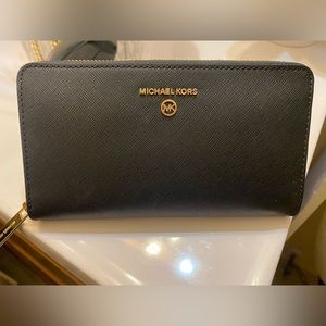 Michael Kors Zip around Wallet